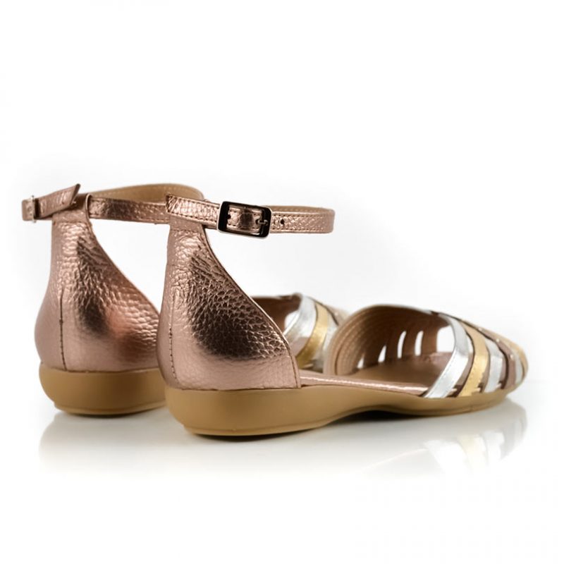 sandalias chatitas con pulsera al tobillo en cuero metalizado beige, cobre y platino