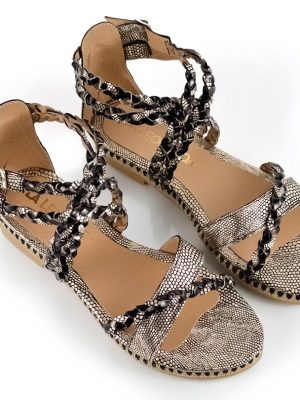 sandalias bajitas en cuero metalizado negro y dorado
