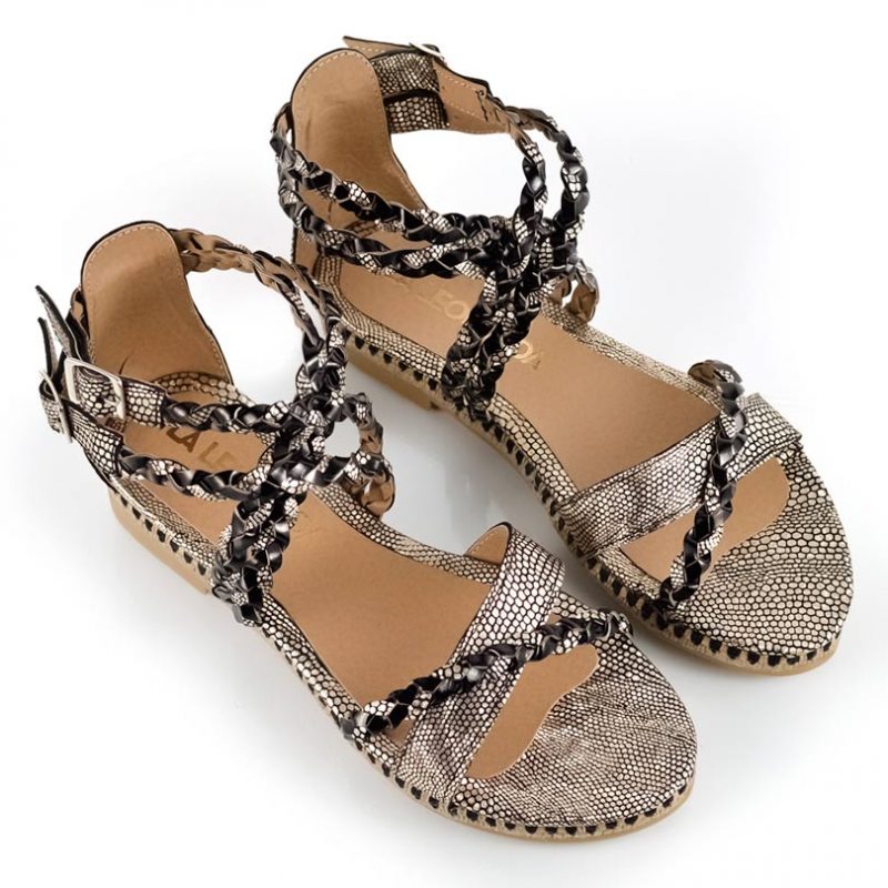 sandalias bajitas en cuero metalizado negro y dorado