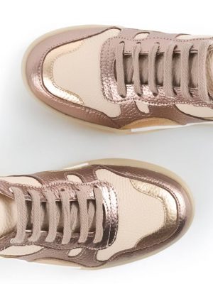 zapatillas urbanas de mujer de cuero color beige y cobre metalizado con diseño original
