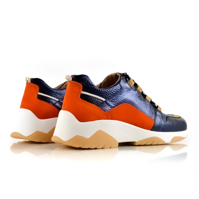zapatillas urbanas de mujer en cuero azul y naranja onda retro