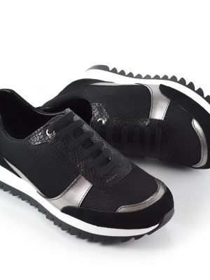 zapatillas negras de mujer con detalle de cuero metalizado color peltre y cuero textura reptil a la moda
