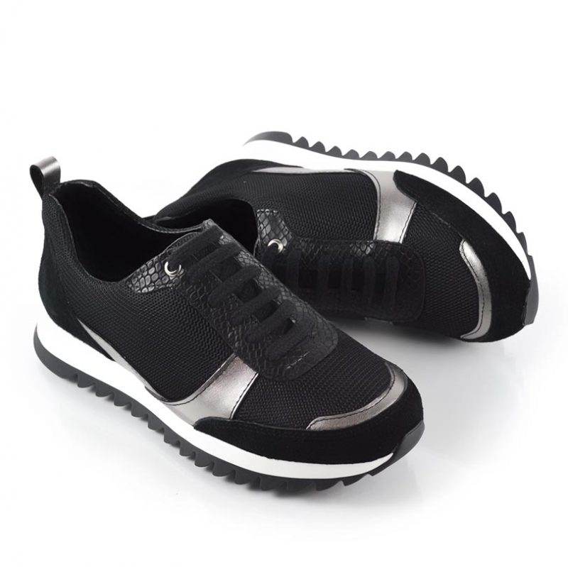 zapatillas negras de mujer con detalle de cuero metalizado color peltre y cuero textura reptil a la moda