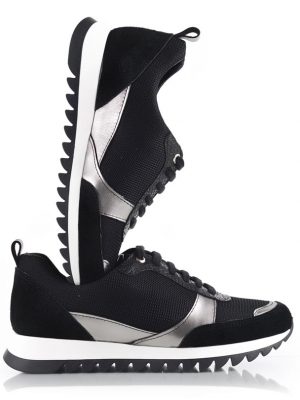 zapatillas urbanas de mujer color negro con diseño original y detalles en mix de cueros