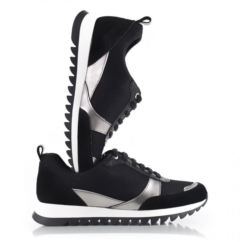 zapatillas urbanas de mujer color negro con diseño original y detalles en mix de cueros