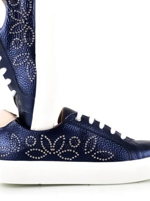zapatillas urbanas de mujer en cuero azul con tachitas
