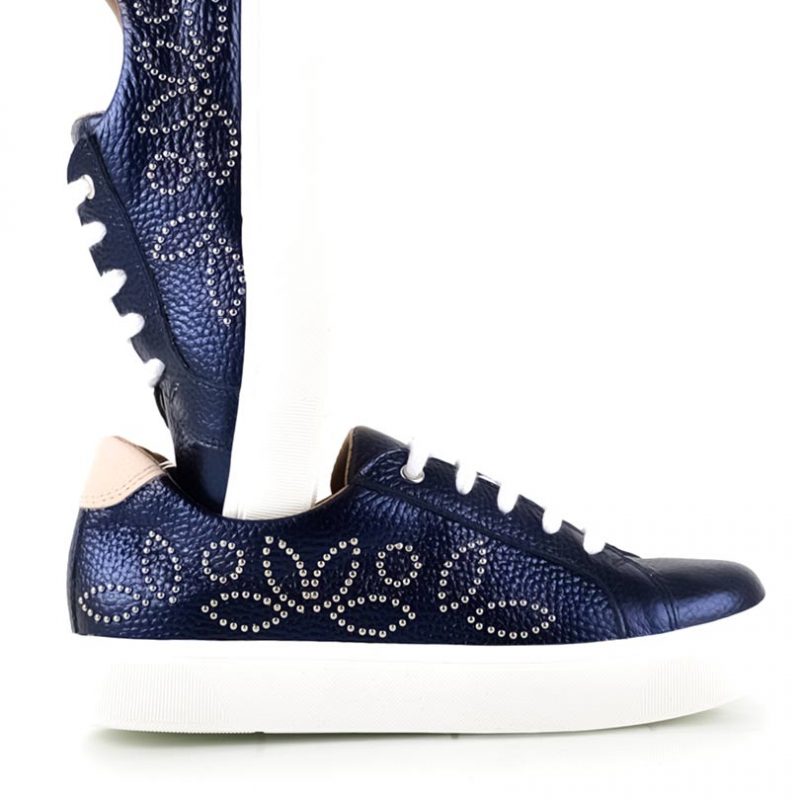 zapatillas urbanas de mujer en cuero azul con tachitas