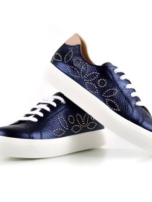 zapatillas a la moda para mujer en cuero azul con tachitas