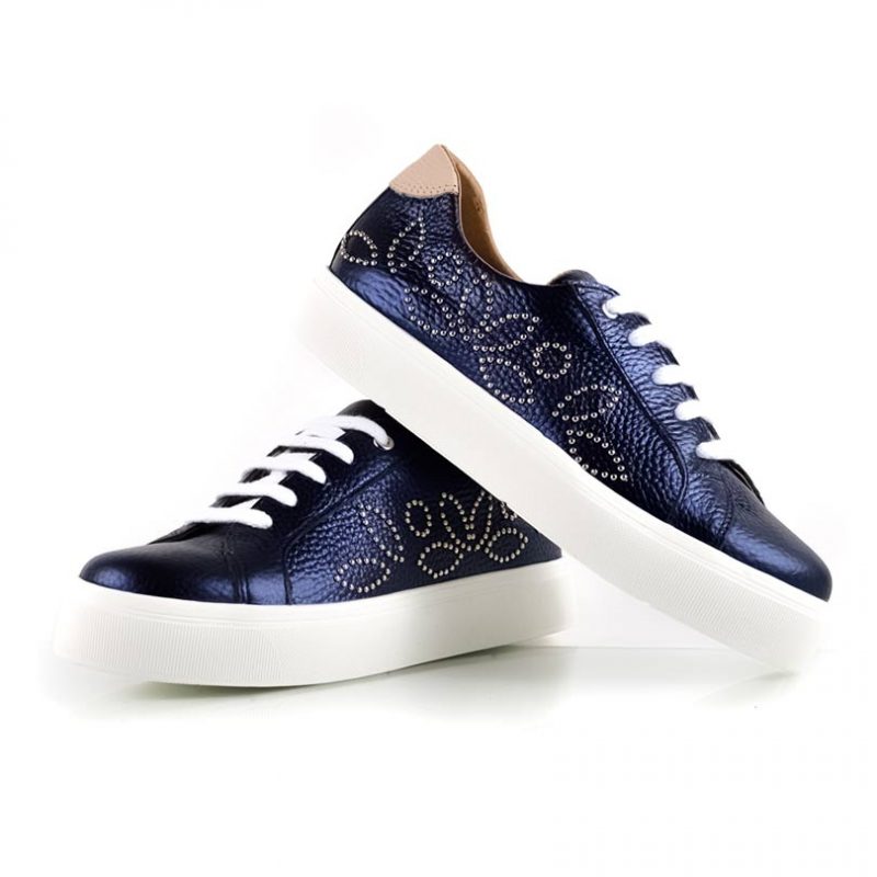 zapatillas a la moda para mujer en cuero azul con tachitas