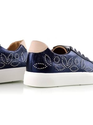 zapatillas de mujer en cuero azul con tachitas tendencia