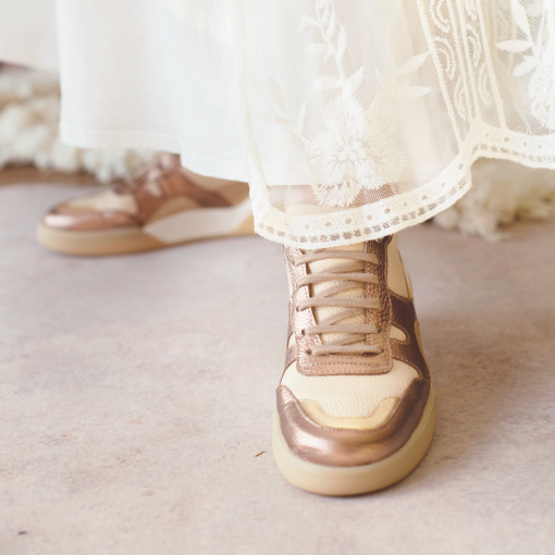 chaco-cobre-zapatillas-de-vestir-urbanas-de-mujer-en-cuero-metalizado-beige-y-cobre