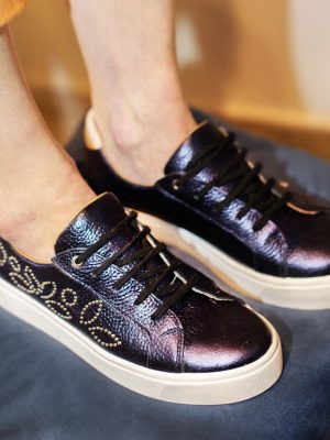 zapatillas de mujer urbanas y de vestir en cuero metalizado con diseño de tachitas niqueladas