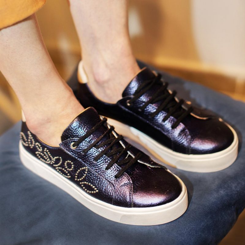 zapatillas de mujer urbanas y de vestir en cuero metalizado con diseño de tachitas niqueladas