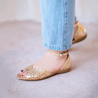 sandalias-alesia-bajas-de-mujer-alesia-tipo-guillermina-en-cuero-metalizado-dorado-de-la-leopolda