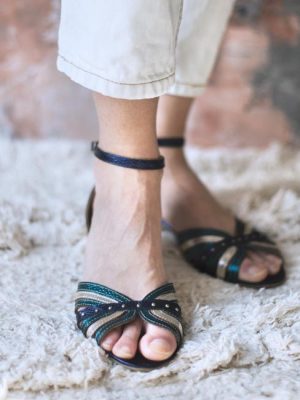 sandalias-bajitas-de-mujer-en-cuero-azul-metalizado-kiku-de-la-leopolda