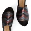 sandalias chatitas de mujer en cueros metalizados combinados en tonos negro peltre y cobre a la moda
