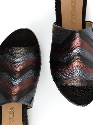 sandalias chatitas de mujer en cueros metalizados combinados en tonos negro peltre y cobre a la moda