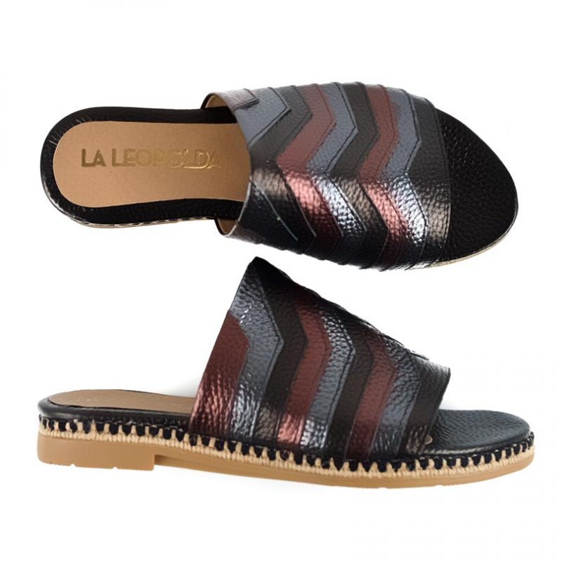 sandalias chatitas de mujer en cueros metalizados negro peltre y cobre a la moda