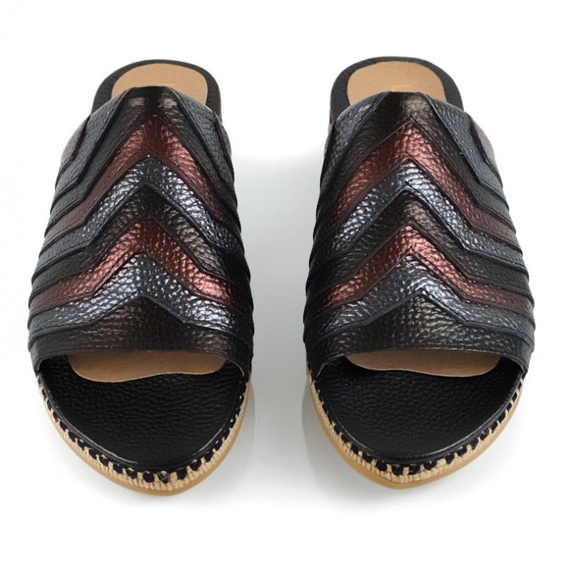 sandalias chatitas de mujer en cueros metalizados negro peltre y cobre con diseño original