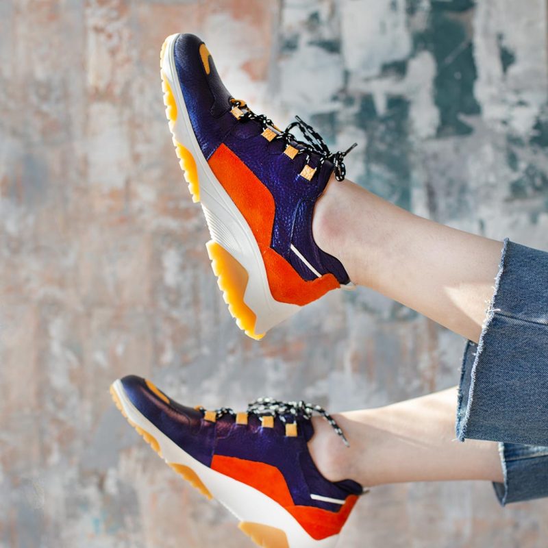 zapatillas urbanas de mujer en cuero azul metalizado y cuero gamuzado tendencia