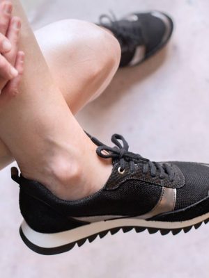 zapatillas-textiles-urbanas-para-mujer-mcfly-con-recortes-de-cuero-gamuzado-negro-y-peltre-de-la-leopolda