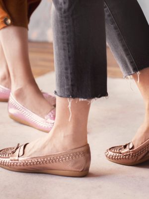 mocasines-bajos-tipo-chatitas-de-cuero-metalizado-color-cobre-para-mujer-la-leopolda