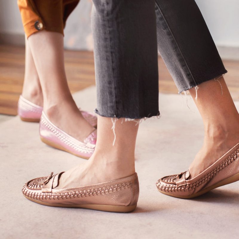 mocasines-bajos-tipo-chatitas-de-cuero-metalizado-color-cobre-para-mujer-la-leopolda
