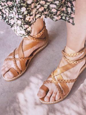 sandalias-rajesh-de-mujer-bajitas-en-cuero-trenzado-color-suela