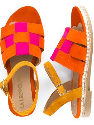 sandalias-bajas-de-cuero-gamuzado-naranja-y-fucsia-beth-la-leopolda