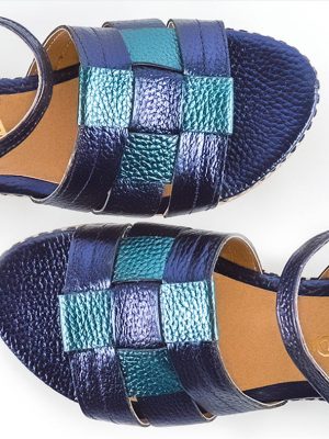 sandalias-bajas-de-cuero-metalizado-azul-y-celeste-la-leopolda