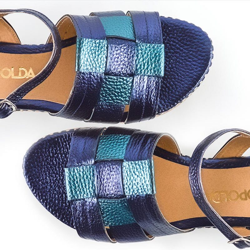 sandalias-bajas-de-cuero-metalizado-azul-y-celeste-la-leopolda