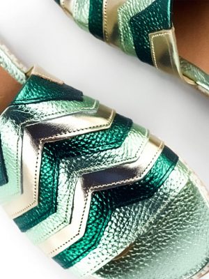 sandalias-bajas-de-cuero-metalizado-mix-de-verdes-y-platino-delta-la-leopolda