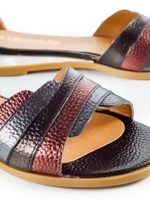 sandalias-bajas-de-cuero-metalizado-negro-cobre-y-gris-con-detalle-en-taco-trelix-la-leopolda