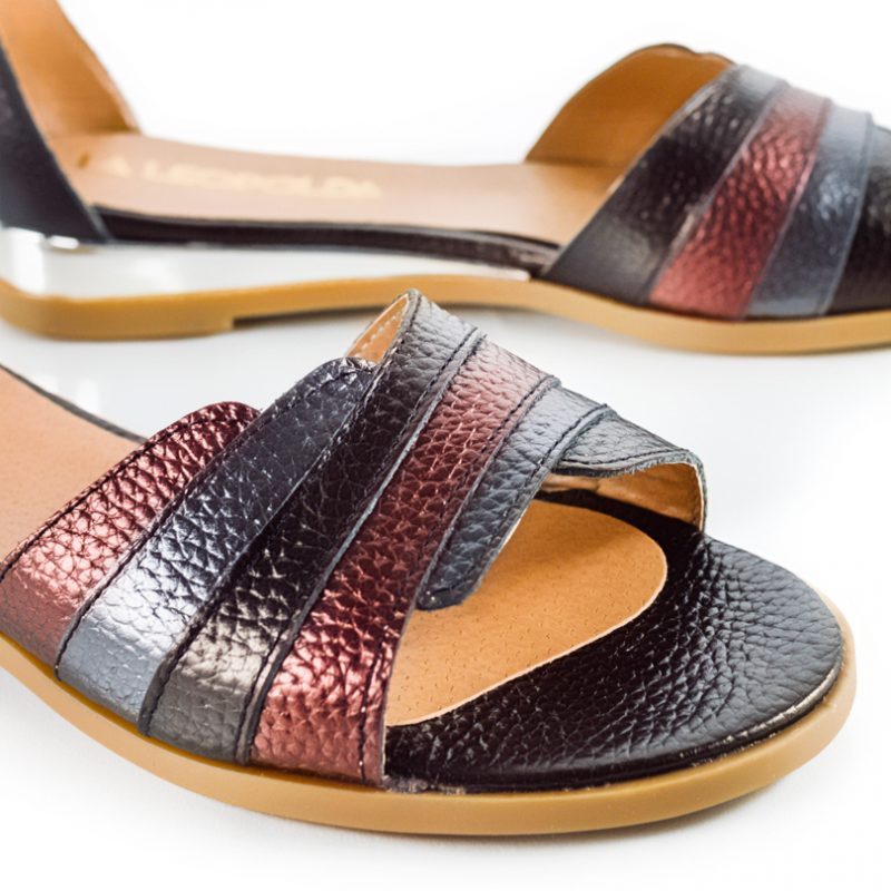 sandalias-bajas-de-cuero-metalizado-negro-cobre-y-gris-con-detalle-en-taco-trelix-la-leopolda