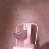 bandolera-lena-de-cuero-rosa-metalizado-con-correa-regulable-y-detalle-de-cadena