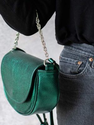 bandolera-lena-de-cuero-verde-con-correa-regulable-2