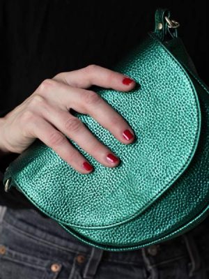 bandolera-lena-de-cuero-verde-con-correa-regulable