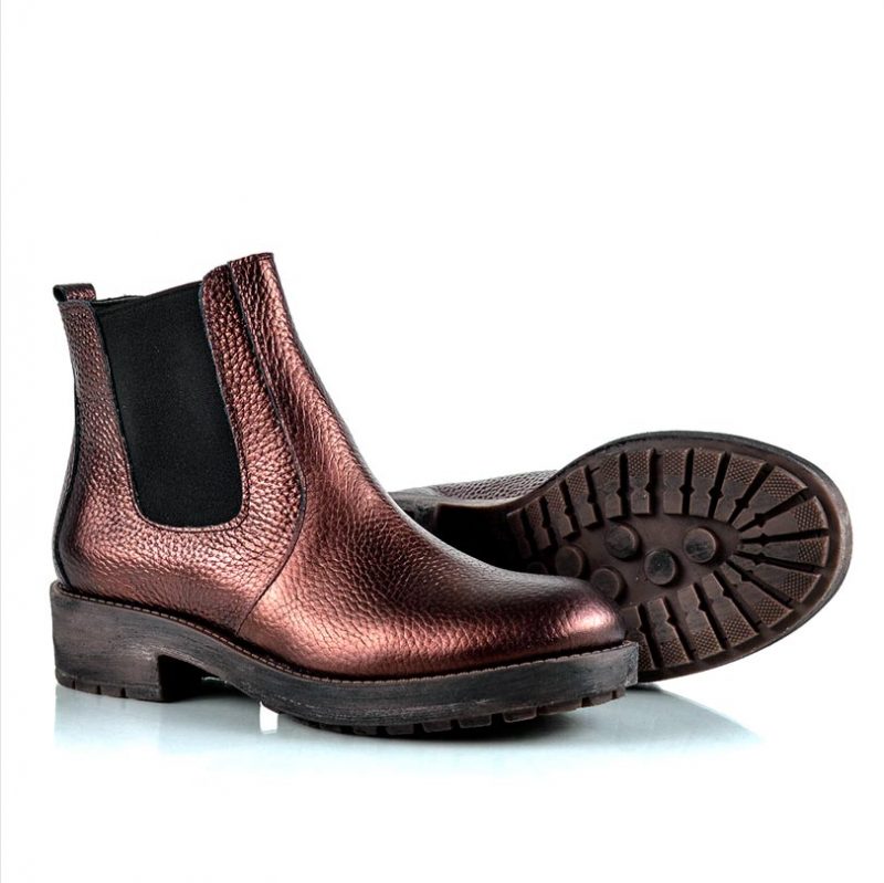 botas-serif-de-mujer-con-caña-media-en-cuero-graneado-color-malbec-y-elastico-lateral-de-la-leopolda-05