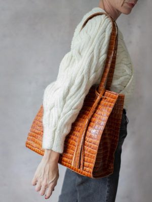 cartera-de-cuero-color-suela-con-texturas-y-sobre-incorporado-de-la-leopolda