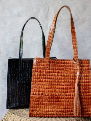 cartera-de-cuero-color-suela-con-texturas-y-sobre-incorporado-de-la-leopolda-2