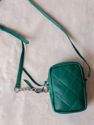 mini-bandolera-portacelular-puna-de-cuero-verde-con-correa-regulable-3
