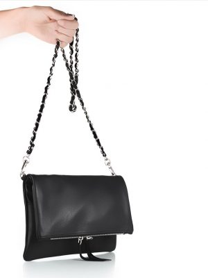 cartera-tipo-bandolera-urbana-de-cuero-negro-graneado-con-correa-doble-desmontable-de-la-leopolda