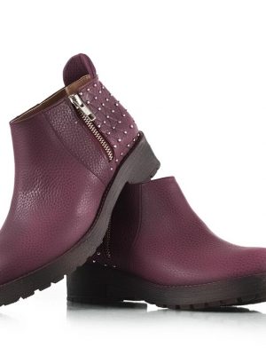borcegos-de-mujer-con-tachitas-en-cuero-graneado-color-bordo-con-cierre-lateral-arim-de-la-leopolda