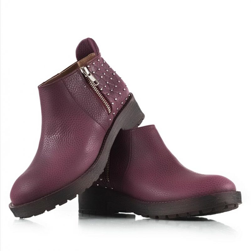 borcegos-de-mujer-con-tachitas-en-cuero-graneado-color-bordo-con-cierre-lateral-arim-de-la-leopolda
