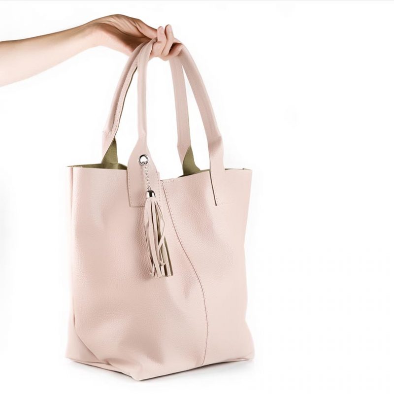 cartera-de-cuero-color-natural-tipo-bolsa-con-borla--y-organizador-interno-de-la-leopolda-03