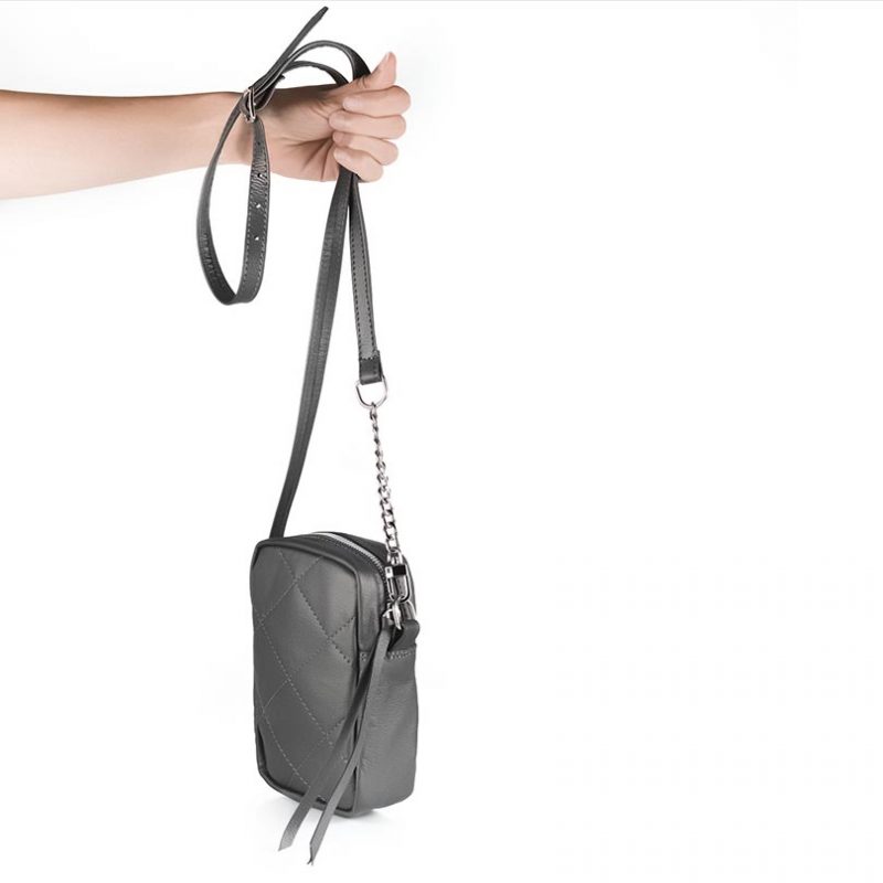 mini-bandolera-porta-celular-de-cuero-color-peltre-con-forreria-y-bolsillo-interno-de-la-leopolda