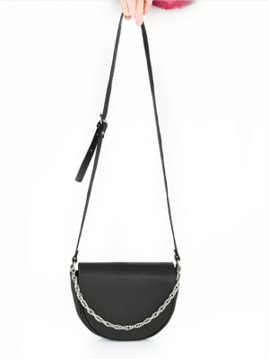 bandolera-lena-de-cuero-graneado-negro-con-correa-regulable-detalle-de-cadena-y-broche-iman-de-la-leopolda