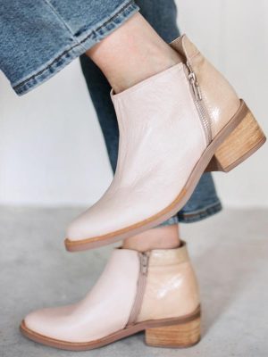 botitas-nara-de-cuero-color-beige-para-mujer-con-recorte-metalizado-en-talon-de-la-leopolda