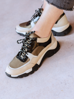 zapatillas-araucaria-de-cuero-beige-y-verde-con-estilo-deportivo-para-mujer-de-la-leopolda