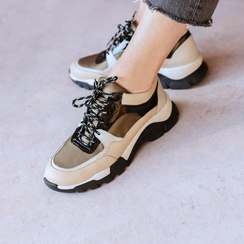 zapatillas-araucaria-de-cuero-beige-y-verde-con-estilo-deportivo-para-mujer-de-la-leopolda